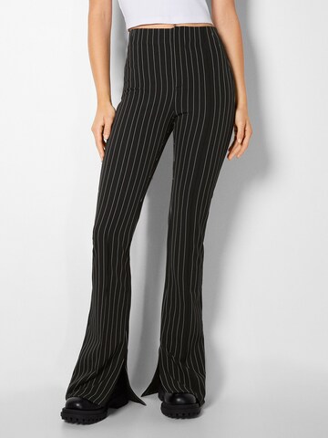 Bershka Flared Leggings in Schwarz: predná strana