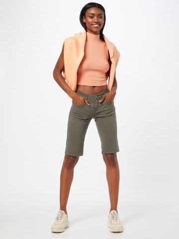 Cartoon Slimfit Shorts in Grün