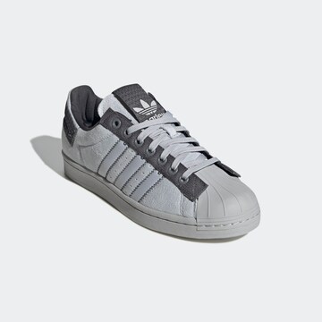 ADIDAS ORIGINALS Matalavartiset tennarit 'Superstar Parley' värissä harmaa