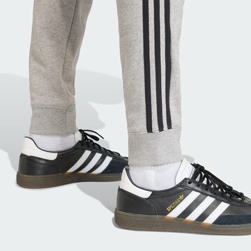 ADIDAS ORIGINALS Slimfit Hose in Grau