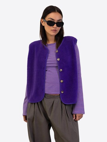 BROKE + SCHÖN Vest in Purple: front
