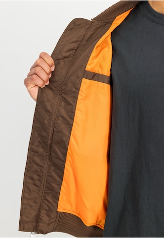 ALPHA INDUSTRIES - Casaco meia-estação 'MA-1 TT' em castanho