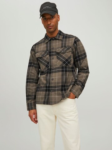 Regular fit Camicia di JACK & JONES in marrone: frontale