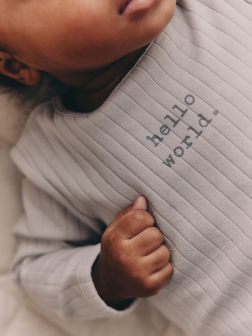 Next Set 'Hello World' i grå