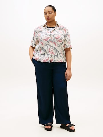 Tommy Hilfiger Curve Μπλούζα 'ESS' σε μπεζ