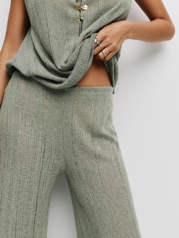 Pull&Bear Wide leg Byxa i grön