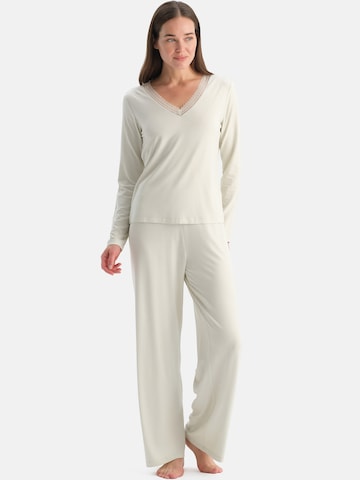 Pijama de la Dagi pe alb