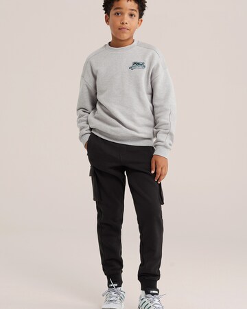 WE Fashion Tapered Trousers in Black: front