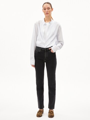 Slimfit Jeans 'Carenaa' di ARMEDANGELS in nero: frontale