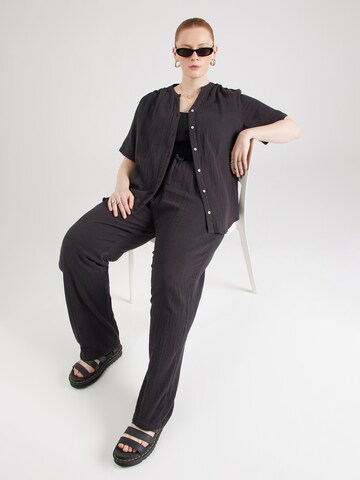 Camicia da donna 'CARThyra' di ONLY Carmakoma in nero