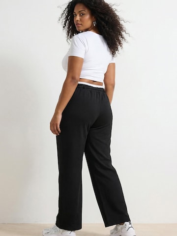 Loosefit Pantaloni di Trendyol Curve in nero