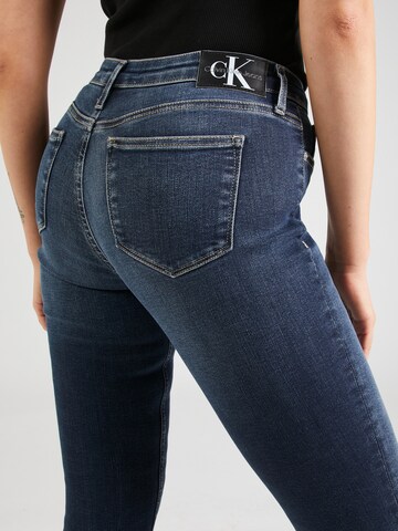 Calvin Klein Jeans - Slimfit Vaquero 'MID RISE SKINNY' en azul