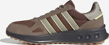 ADIDAS SPORTSWEAR Ниски маратонки 'RUN 84' в кафяво: отпред