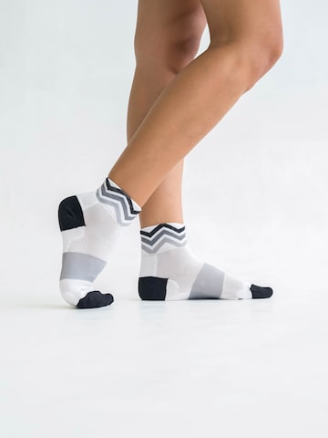 INCYLENCE Athletic Socks 'WAVES SHORT' in White: front