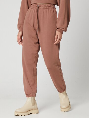A LOT LESS Tapered Hose 'Ida' in Braun: Vorderseite