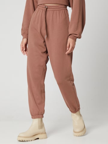 A LOT LESS Tapered Pants 'Ida' in Brown: front