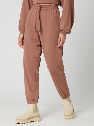 Effilé Pantalon 'Ida' A LOT LESS en marron : devant