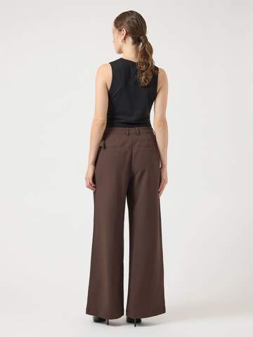 regular Pantaloni di YAS in marrone