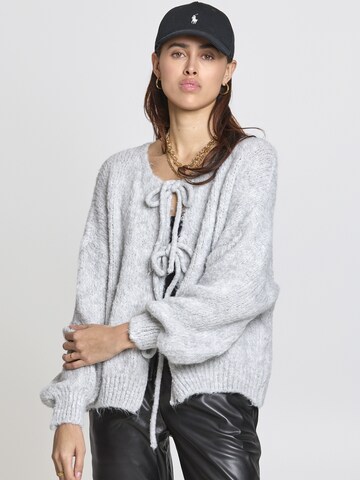 Lilavie Strickjacke ' Miaa ' in Grau: Vorderseite