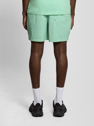 Lyle & Scott Regular Board Shorts in Green