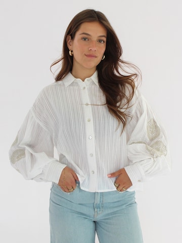 Honnête Atelier Blouse 'Aubrey' in White: front