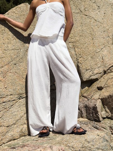 Bershka Wide leg Pants in White: front