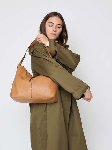 Picard Shoulder Bag 'Whisper' in Brown: front