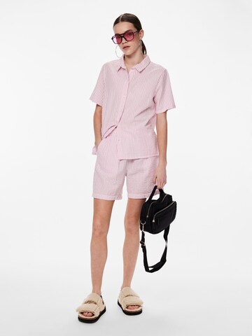regular Pantaloni 'PCSally' di PIECES in rosa