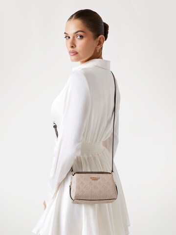 GUESS Umhängetasche 'Phoebe' in Beige