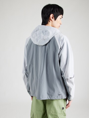 Nike Sportswear Přechodná bunda – šedá