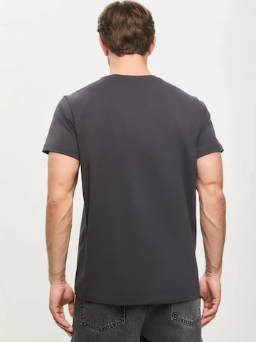 Cat e Lolette - Camiseta 'Minimalist Cat' en gris
