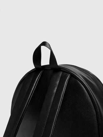 Pull&Bear Rucksack in Schwarz