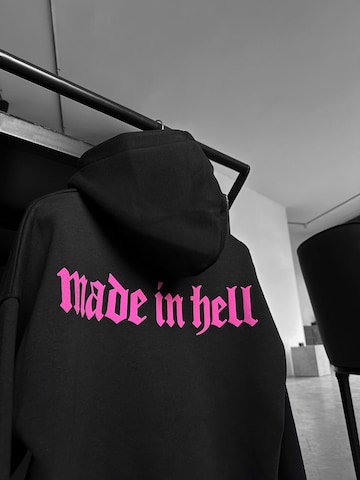 Felpa 'Oversize Made in Hell Hoodie - Black and Lila' di Kleidermafia in nero