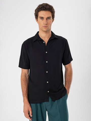 Antioch Regular Fit Hemd in Schwarz: Vorderseite