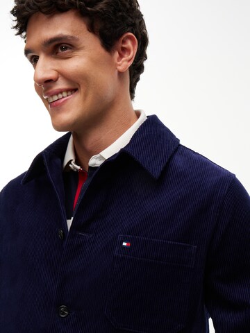 TOMMY HILFIGER Tussenjas in Blauw