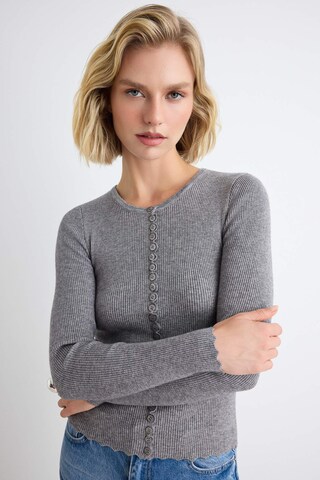 Trendyol Strickjacke in Grau: Vorderseite