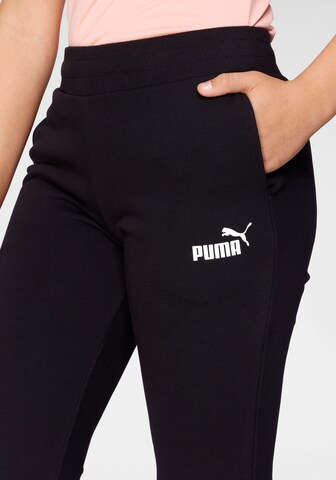 PUMA Tapered Urheiluhousut värissä musta