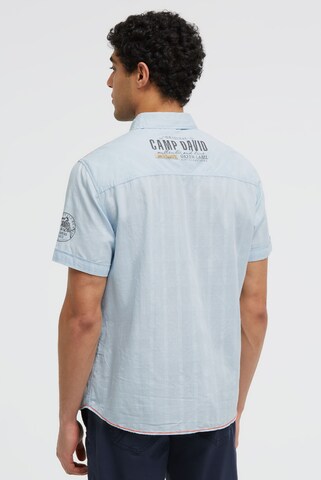 CAMP DAVID Regular Fit Kurzarmhemd mit Webstruktur und Logo Prints in Blau