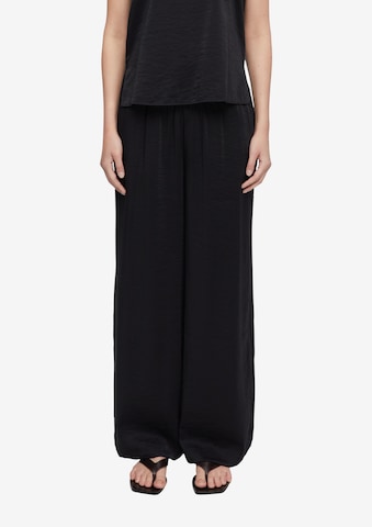 Regular Pantaloni de la COMMA pe negru: față
