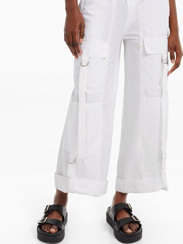 Loosefit Pantalon cargo Bershka en blanc