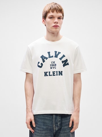 T-Shirt '20S' Calvin Klein Jeans en blanc : devant