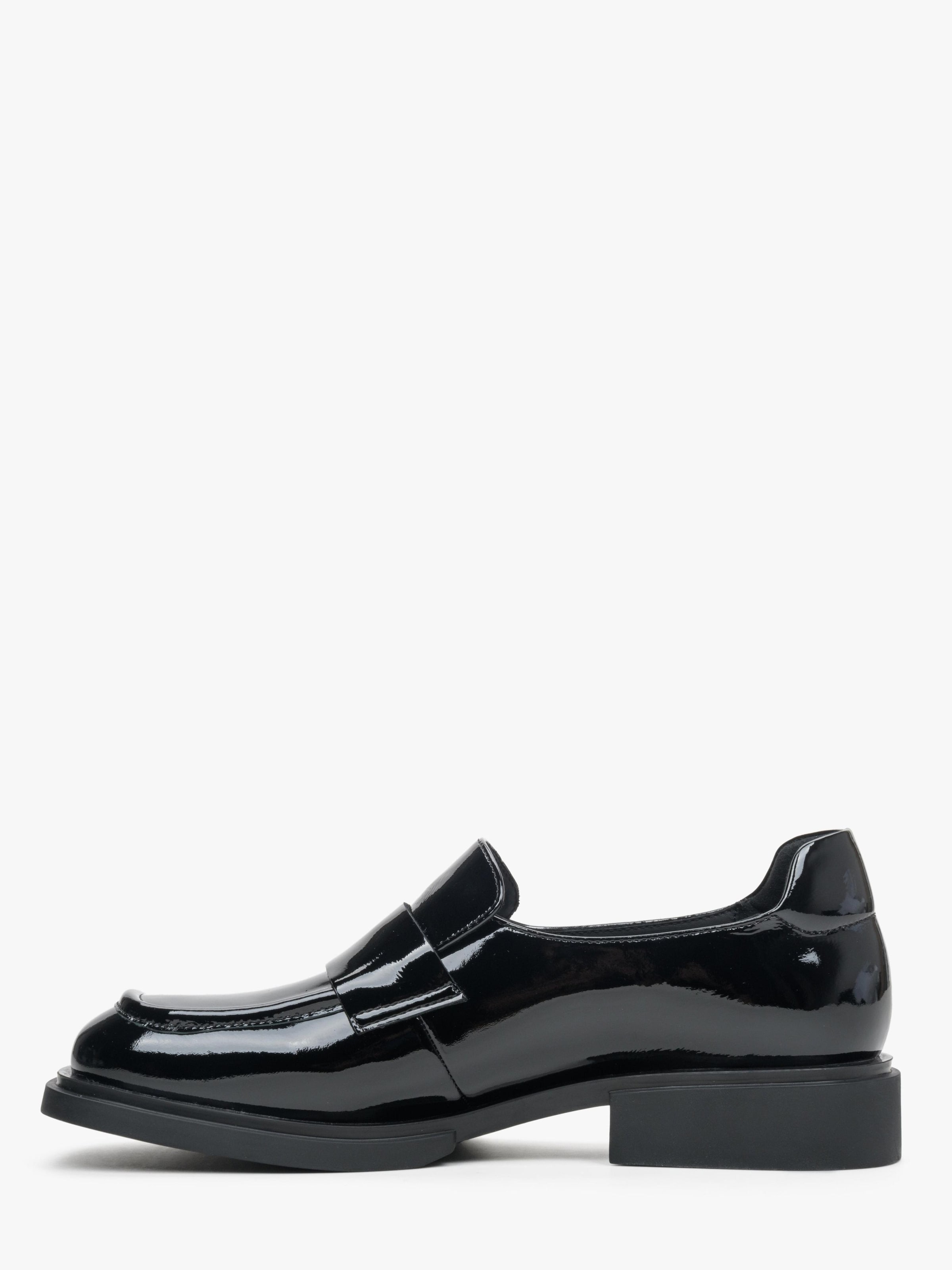 Estro Classic Flats in Black