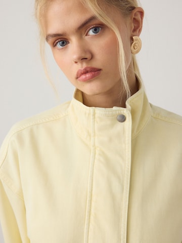 Next Prehodna jakna | rumena barva