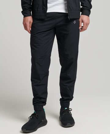 Superdry Zúžený Sportovní kalhoty – černá: přední strana