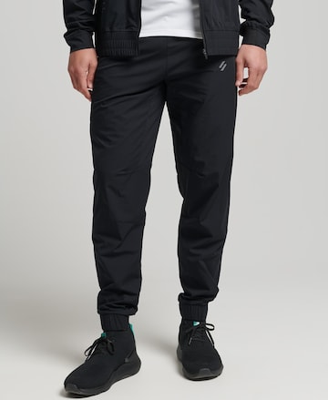 Superdry Дънки Tapered Leg Спортен панталон в черно: отпред