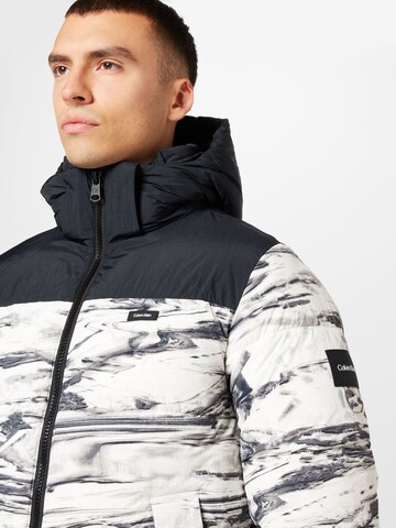 Calvin Klein - Parka de inverno em cinzento