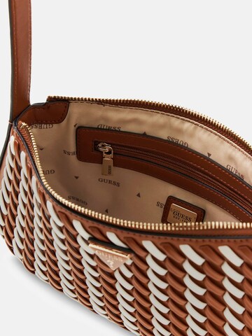 GUESS Schultertasche 'Kora' in Braun