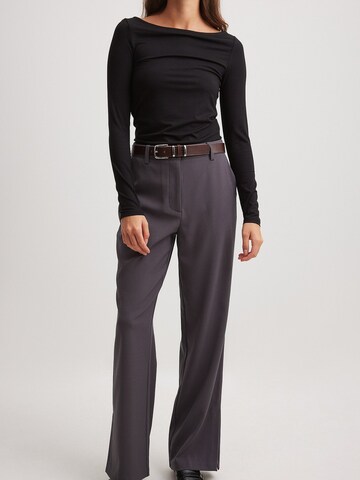 NA-KD Wide leg Pants in Grey: front
