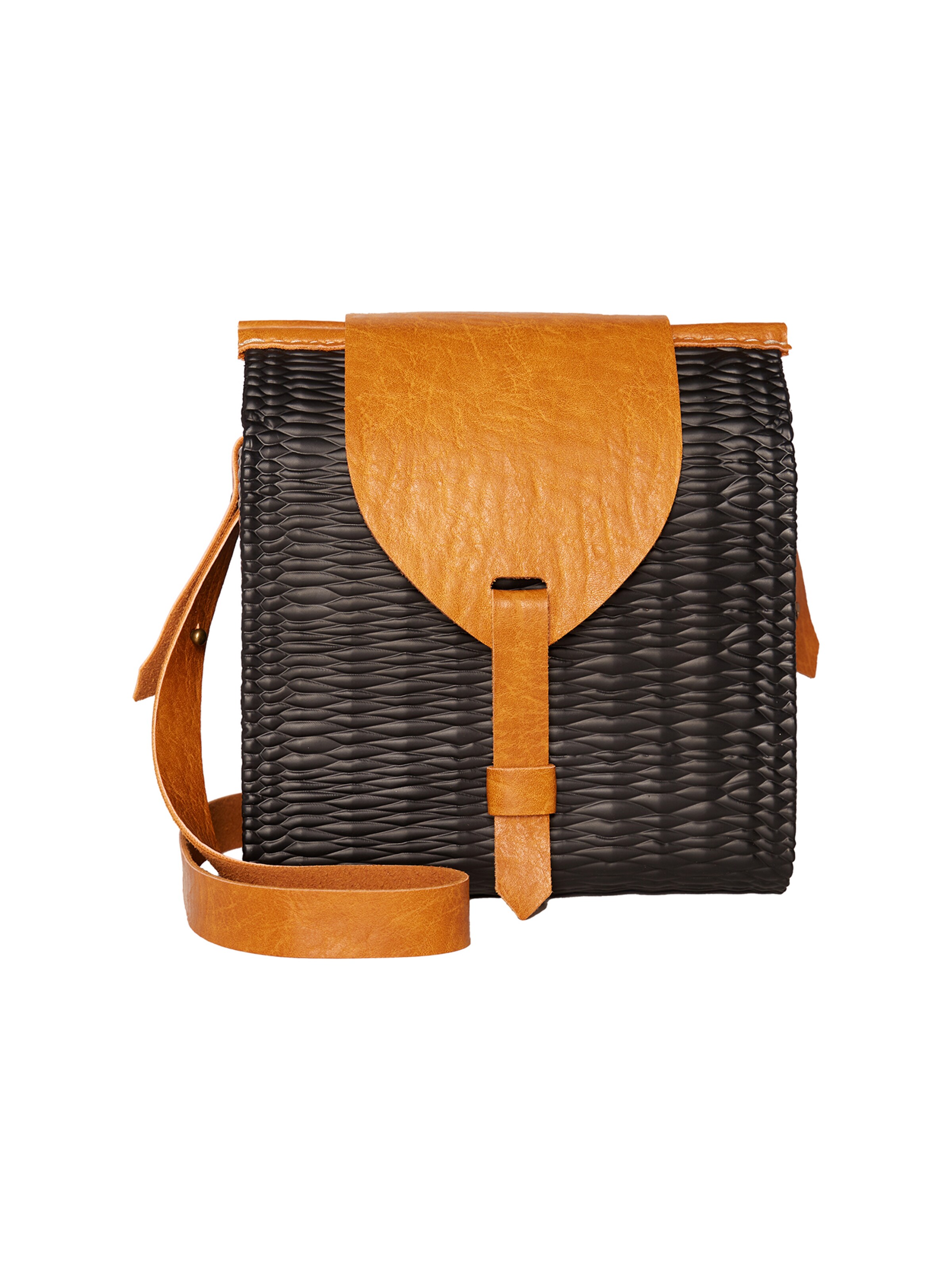 O bag Shoulder Bag in Black: front