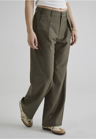 Loosefit Pantaloni con pieghe di Prohibited in verde: frontale